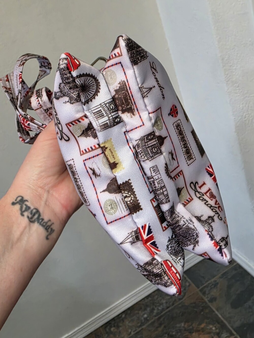 London Travel Tote - Souvenirs & Gifts Crossbody Shoulder Bag - Picture 5 of 12